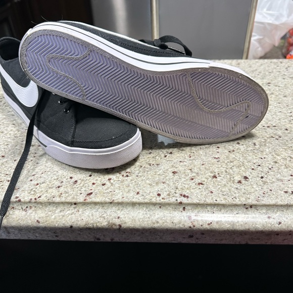 Nike shoes new without tags. - Picture 3 of 4